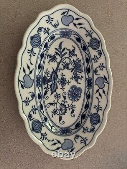 Pair Vtg ZWIEBELMUSTER Czekoslovakia Blue Onion Oval Serving Platters Scalloped